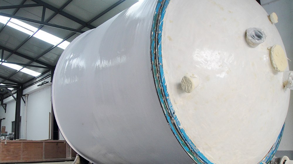 Polyurea coating on aerospace equipment tank providing high and low temperature resistance and corrosion protection