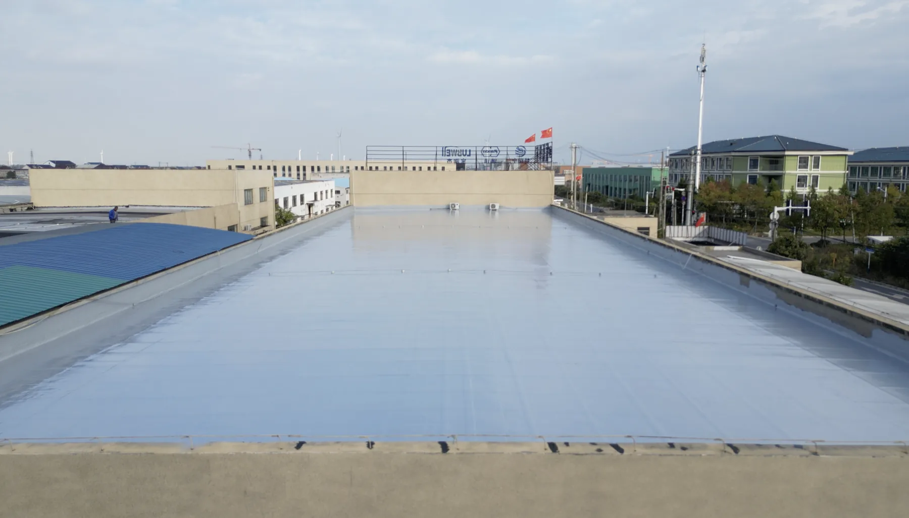 大型平坦建筑屋顶上的浅灰色涂层成品