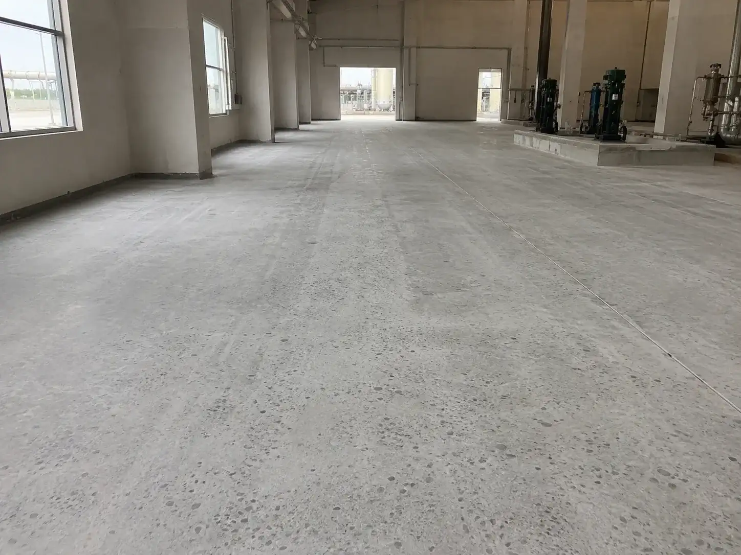 手工施工聚脲地坪系统前混凝土地坪表面处理