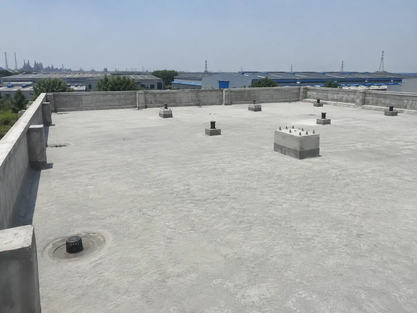 BW8010底漆修补前准备好混凝土屋顶基材并手工涂敷聚脲膜