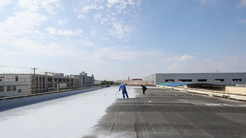 旧防水层手工喷涂聚脲涂料覆盖翻新