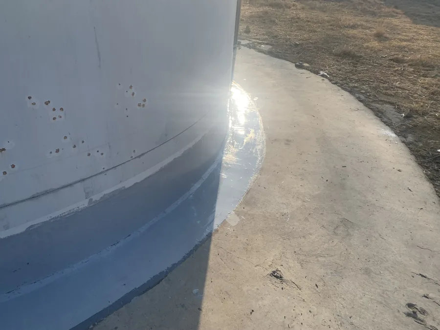 用 BW6-8526 手工涂敷聚脲保护风力涡轮机塔底底座